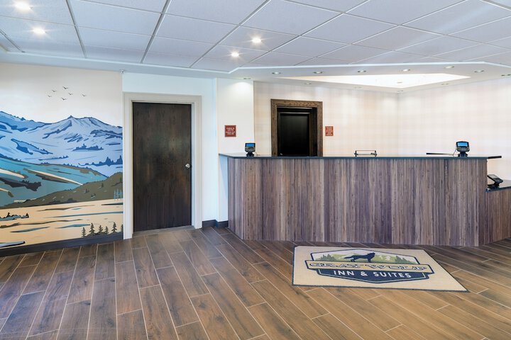 Gray Wolf Inn & Suites