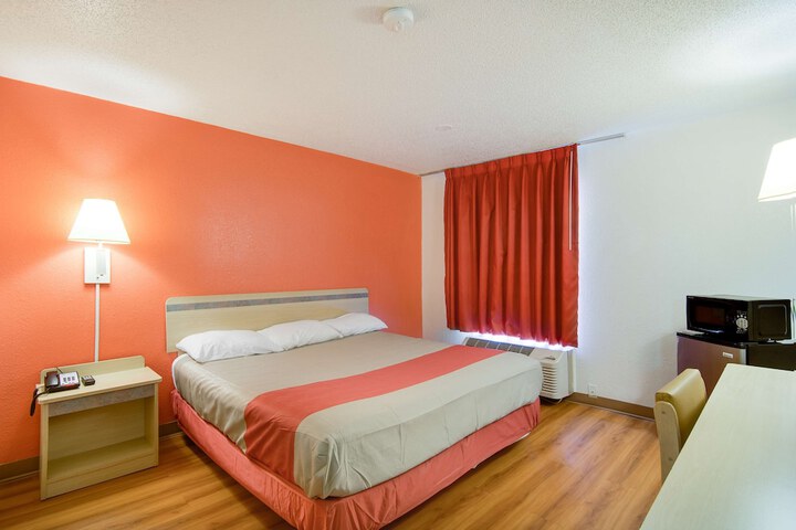 Room 25 of 28