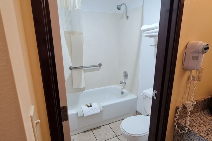 Oakridge Inn & Suites