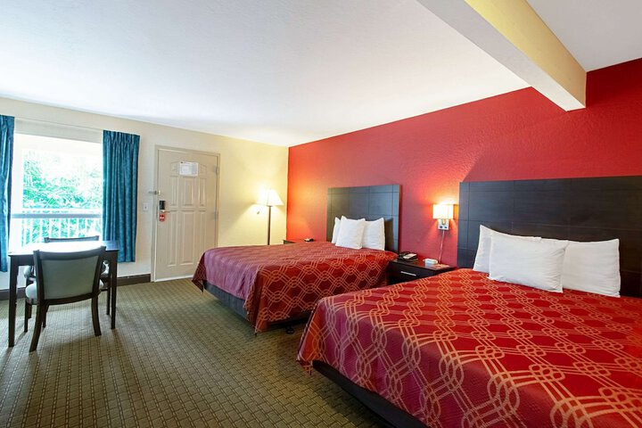 Econo Lodge Inn & Suites Clearwater Central