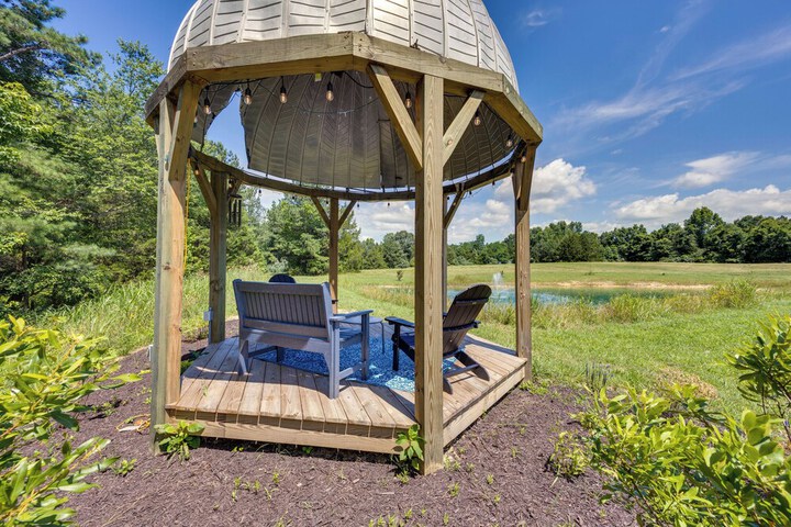 Terre Haute Manor Farmhouse w / Gardens & Deck!