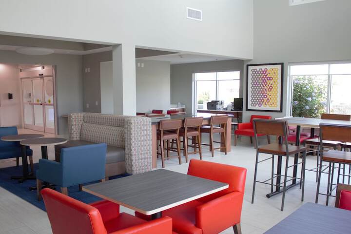 Holiday Inn Express & Suites Somerset Central by IHG