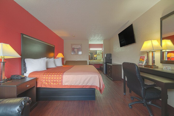 Regency Inn & Suites by OYO Bay City TX