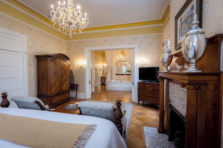 Room 102 of 158