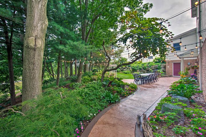 Charming Apartment w / Yard & Beautiful Gardens!