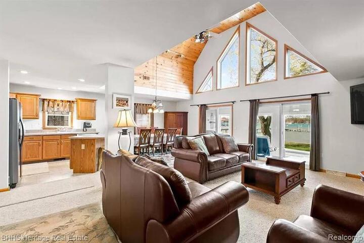 Newer Cottage on the Lake ample space for boats