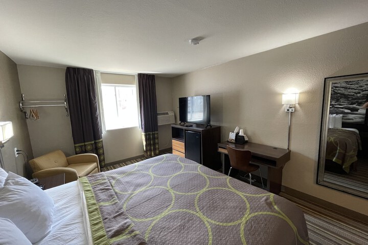 Room 12 of 19