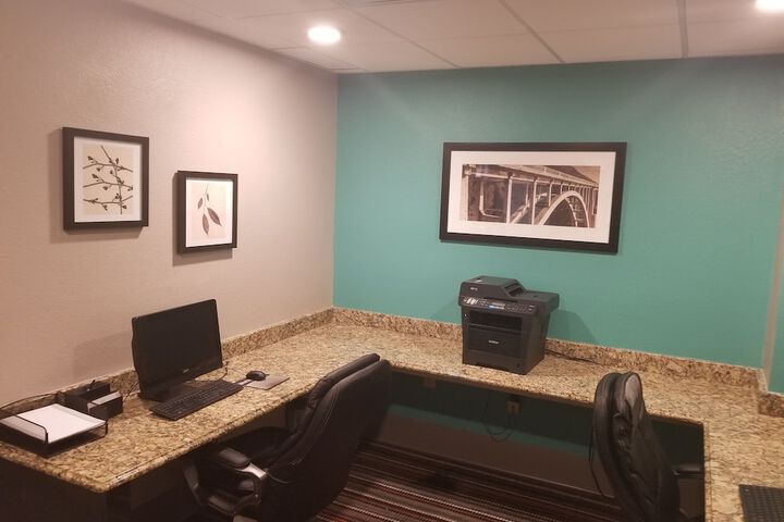 Business Center 16 of 17