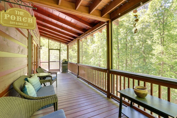 Private Ellijay Cabin w / Hot Tub & Amenities!