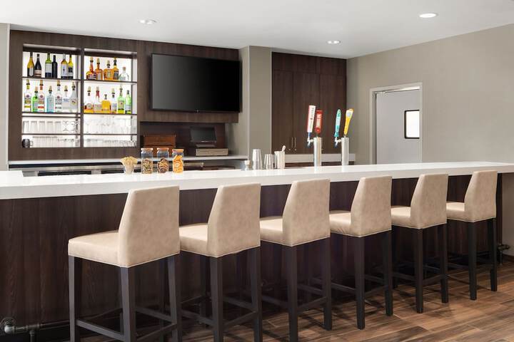 Lounge 43 of 46