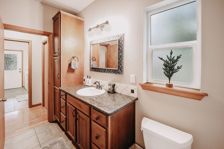 20gs - Wifi - F / p - W/d - Sleeps 6 3 Bedroom Home by RedAwning