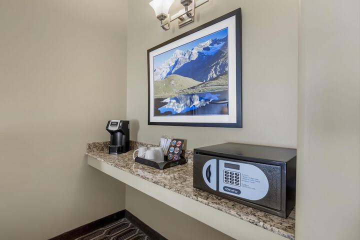 Best Western Plus Swiss Chalet Hotel & Suites