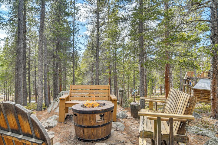 Deck Fire Pit & Grill: Log Cabin in Black Hawk