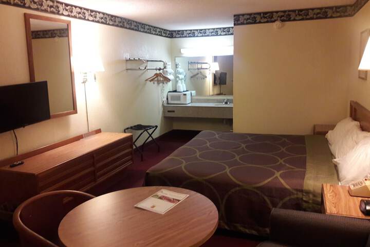 Room 11 of 16