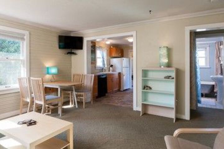 2BR Bay View Bungalow in Poulsbo by RedAwning