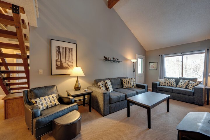3 Mi to Story Land: All-season Family Condo