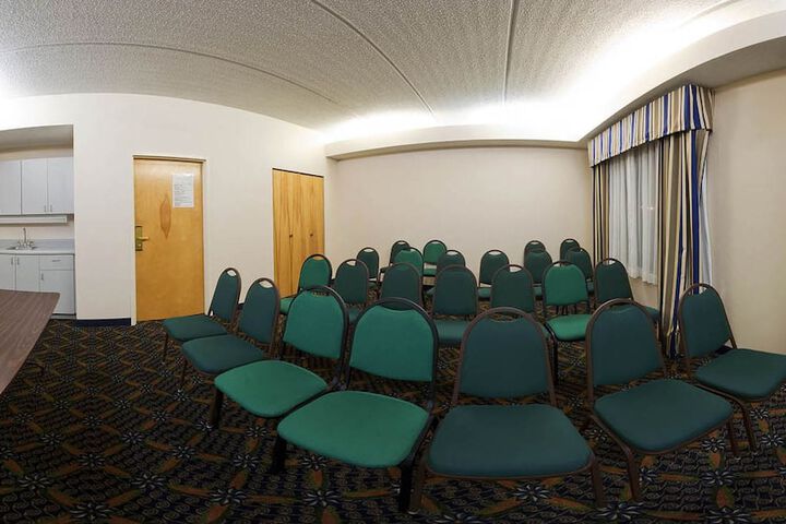Holiday Inn Express Hotel & Suites by IHG