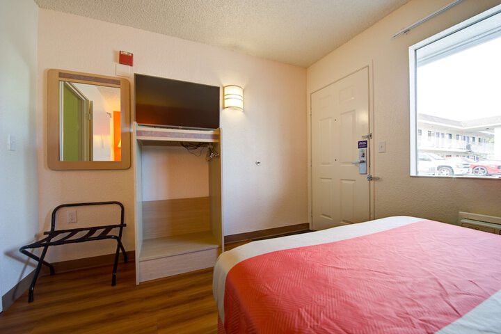 Room 15 of 33