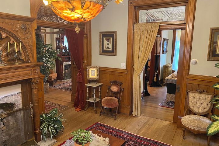 Vineyard Mansion & Carriage House Bed & Breakfast