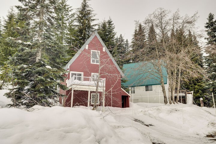 Snoqualmie Pass Cabin w / Deck: Walk to Ski Lift