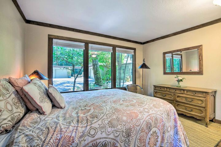 Coos Bay Cottage w / Fireplace & BBQ Patio!