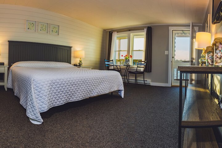 Bearskin Neck Motor Lodge