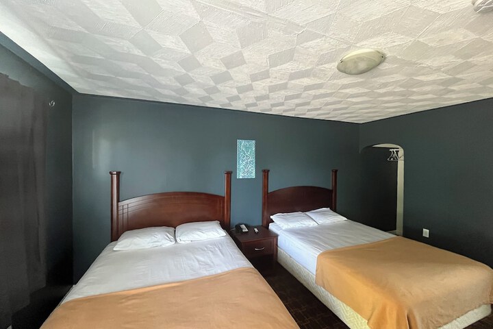 Room 12 of 16