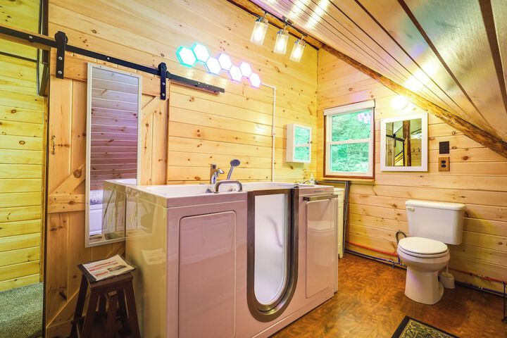 Cozy Elizabethtown Cabin w / Fire Pit!
