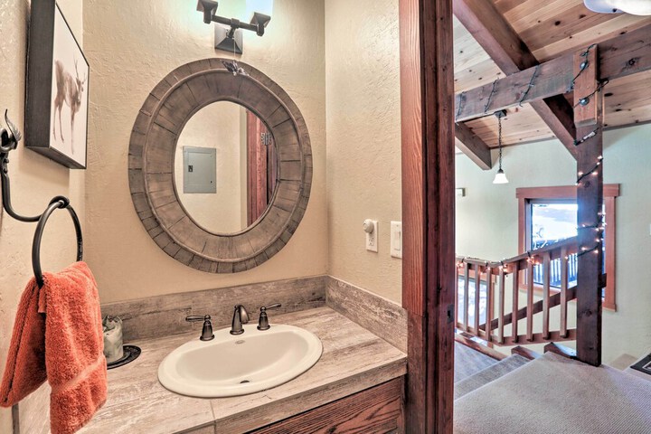 North Lake Tahoe Cabin: 4 Mi to the Beach!