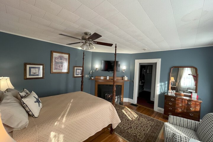 Room 34 of 60
