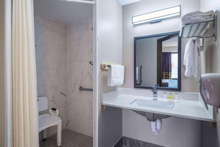 Super 8 by Wyndham Owatonna