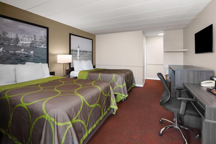 Super 8 by Wyndham Gananoque / Country Squire Resort