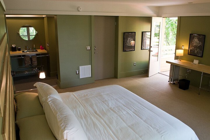 Room 23 of 48