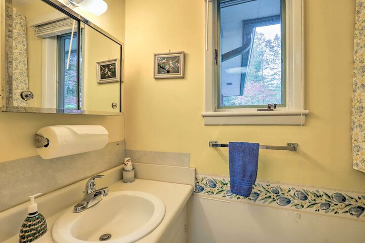 Stunning Fletcher Home: Hot Tub + Fire Pit!