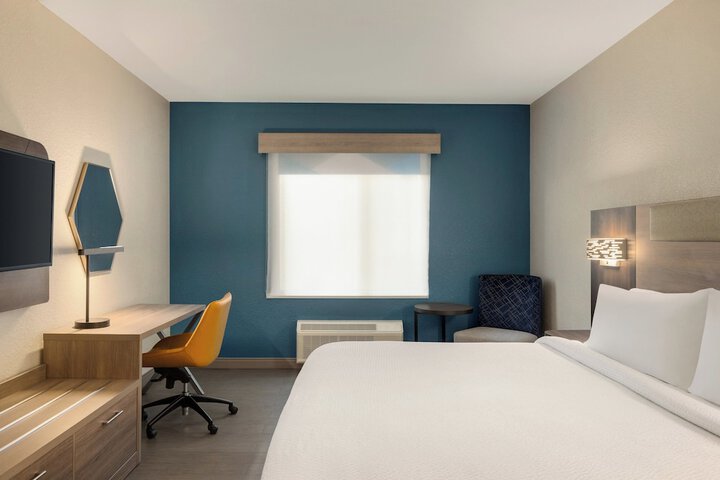 Holiday Inn Express & Suites Fort Lauderdale Airport South by IHG