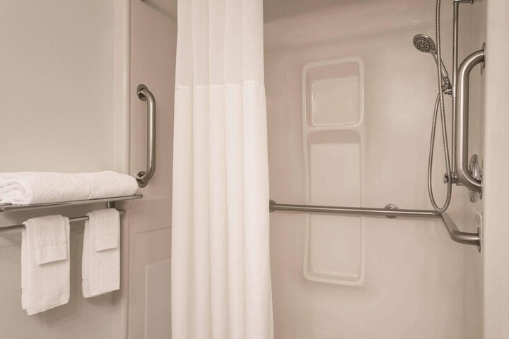Country Inn & Suites by Radisson Waterloo, IA