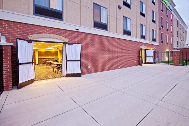 Holiday Inn Express Indianapolis - Southeast by IHG