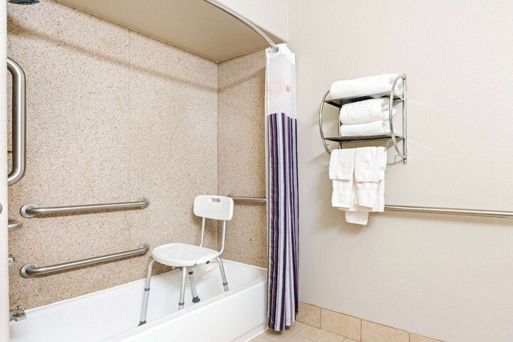 La Quinta Inn & Suites by Wyndham Ada