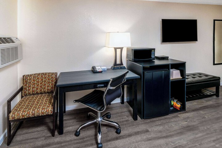Room 8 of 28