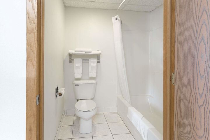 Room 9 of 16