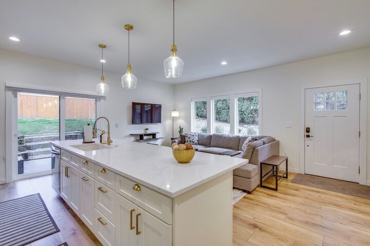 Private Yard & Fire Pit! Modern Kirkland Abode