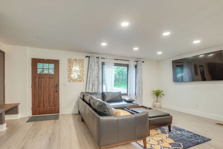 Spacious Riverfront Delaware Home w / Views