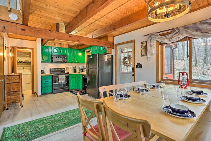 4 Mi to Tubing: Cozy Bushkill Cabin w / Deck!