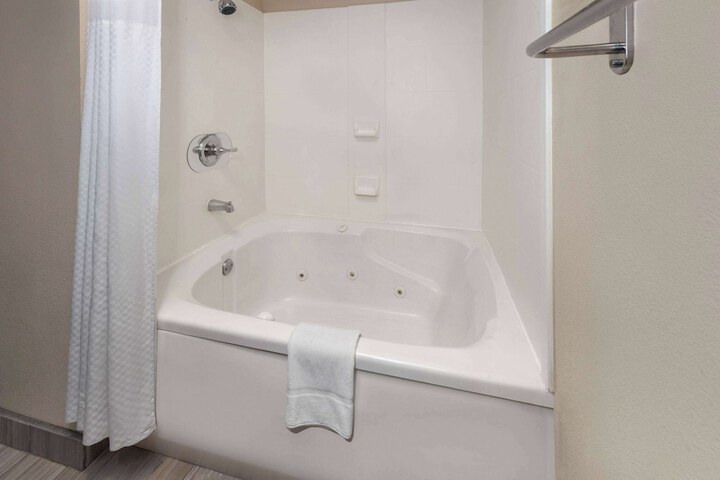 Super 8 by Wyndham Copley Akron