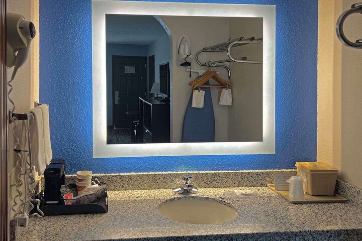 Room 33 of 46