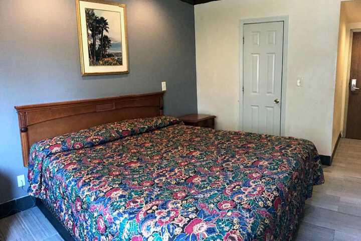 Room 33 of 46
