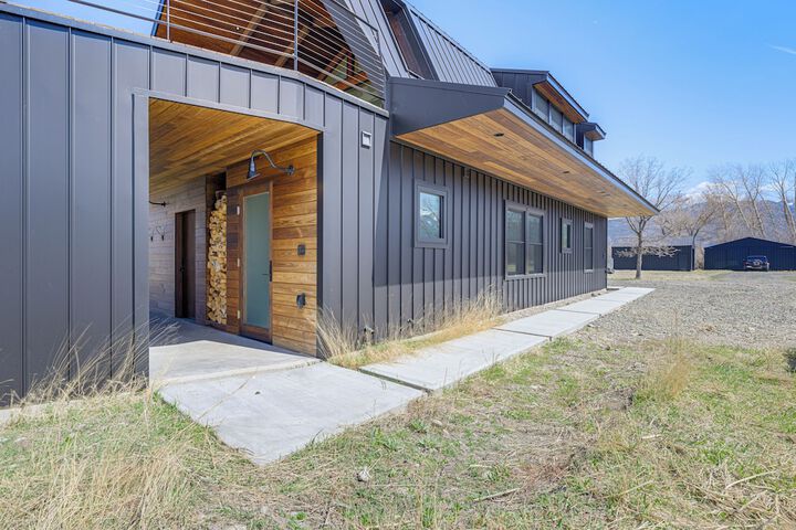 Riverfront Montana Retreat - Deck Fire Pit & Pond