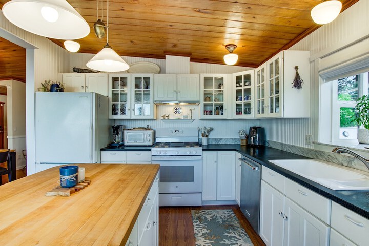 Puget Sound Cottage w / Private Community Beach!