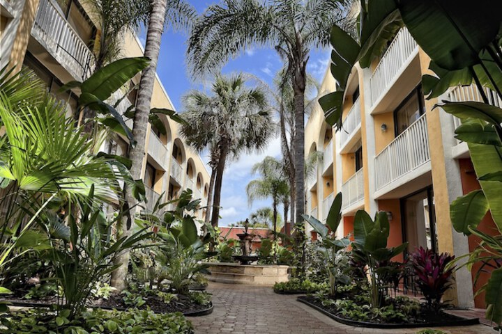 Hotel Exterior 21 of 26