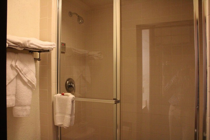 Room 13 of 32